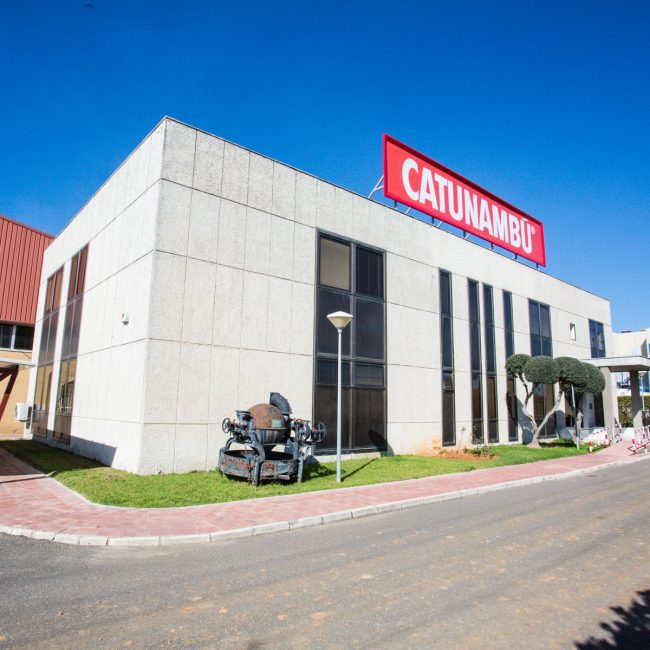 Foto en detalle de la fábrica de Catunambú con el logo en grande