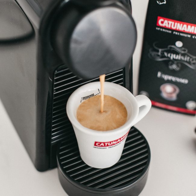 Detalle de máquina de café Nespresso haciendo un café con cápsulas Catunambú de café Expresso compatibles con Nespresso
