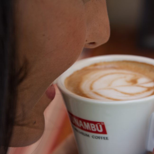 Detalle de mujer bebiendo café en una taza de Catunambú