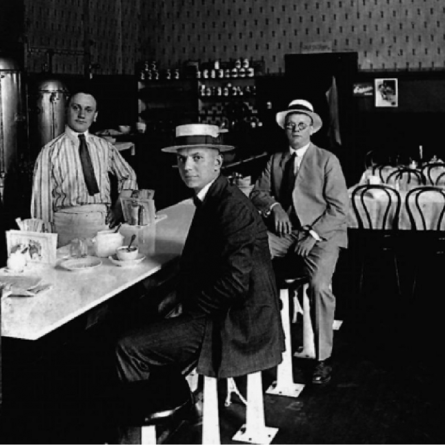 Imagen histórica en la que se ve una cafetería antigua de Catunambú con clientes.