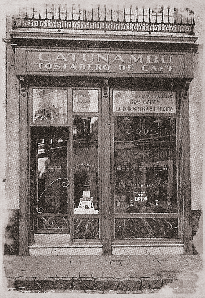 Imagen histórica en la que se ve la fachada de la primera tienda donde se despachaba café Catunambú, en Sevilla.